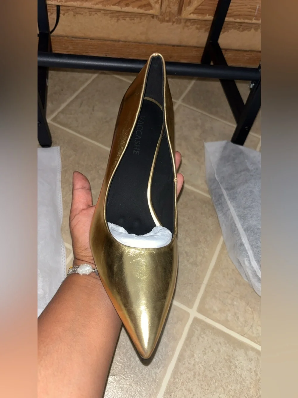 VACCASHE Gold Pointed-Toe Kitten Heel